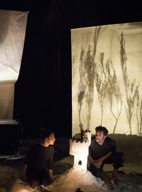 Le Roi des sables - Collectif Terron : Deux comédiens à côté d'un château de sable