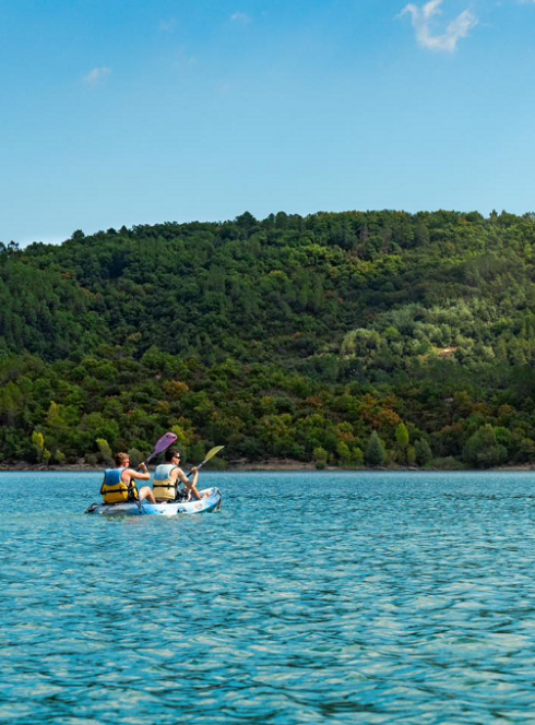 Lac de Saint-Cassien : Un pédalo sur la lac