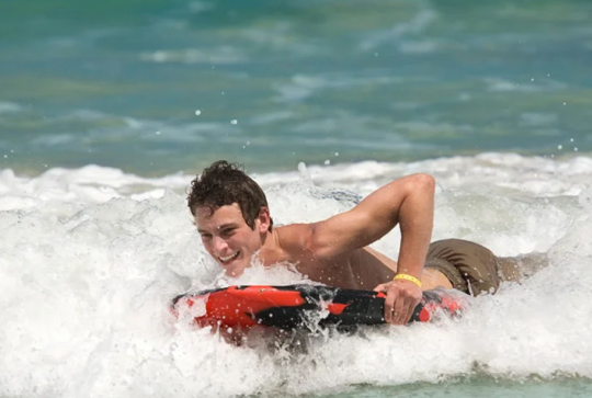 Plage de Wissant : Jeune garçon qui fait du surf
