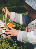 Chasse aux œufs 2024 dans la ville de Mèze : enfant et son panier rempli d'œufs de Pâques