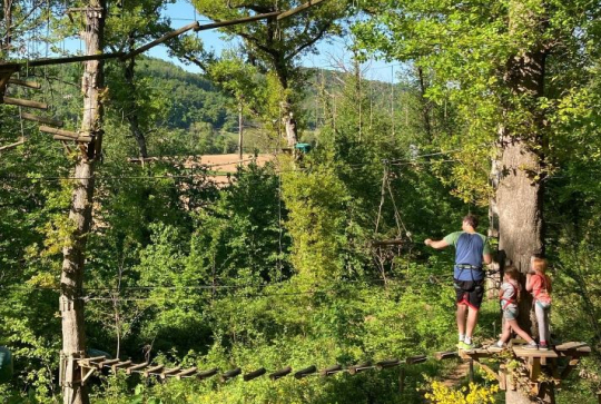 Les Acrobois parcours d'accrobranche avec deux enfant s et un accompagnant
