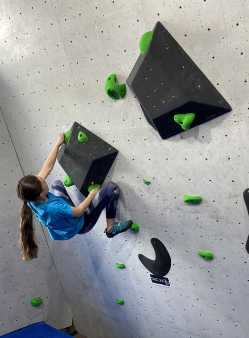 Art Bloc : Petite fille qui fait de l'escalade