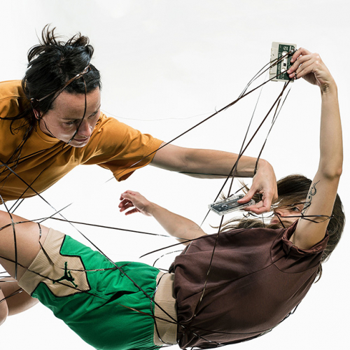 Magnéééétique (Face A) - Amélie Poirier : Deux danseuses s'emmêlent avec des cassettes audio