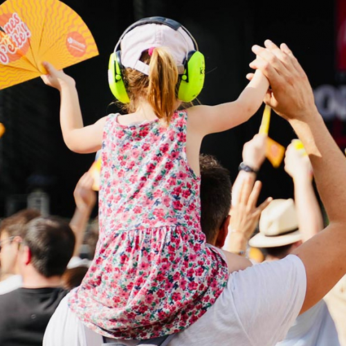 Festival ODP : concert en famille, fillettes sur les épaules de son parent