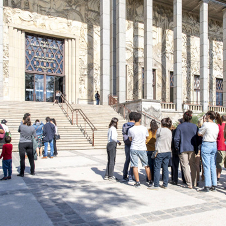 Palais de la Porte Dorée : programme 2024 des Journées du patrimoine : public devant entrée du Palais