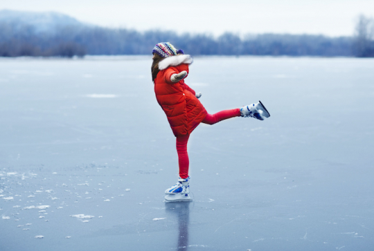 Top des activités neige à tester en famille à la montagne sans skier : patin à glace