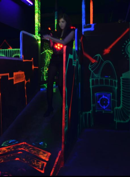 Laser game paris deux jeunes qui jouent au laser game