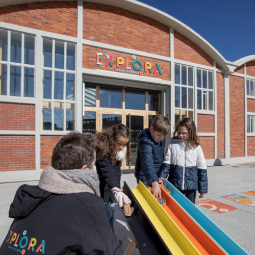 enfants devant Explora