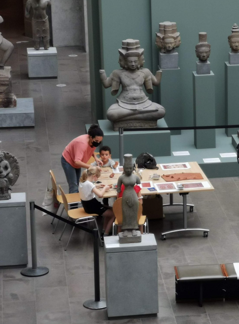 Musée Guimet : activité enfant dans le hall