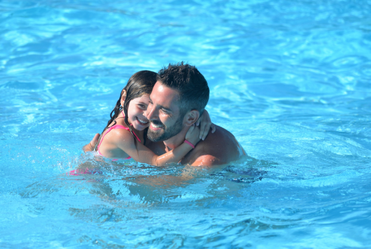 Aqualand Fréjus : Un père et sa petite fille se baignent dans une piscine