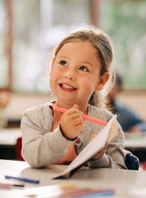 Petite fille en atelier