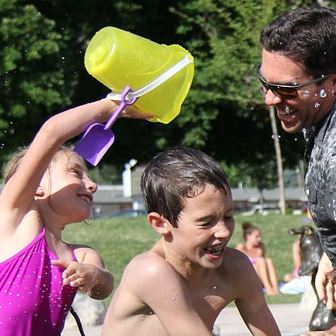Famille qui joue en plein air