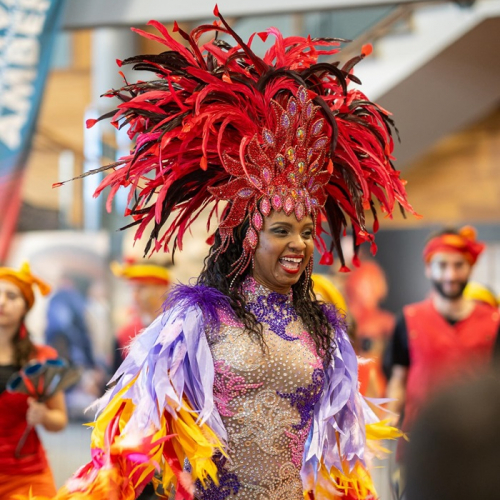 Salon des Voyages : Une femme qui porte un costume de carnaval