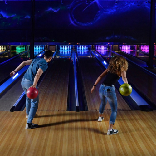 Laser Bowling Antibes : Deux joueurs s'apprêtent à lancer une boule sur une piste de bowling