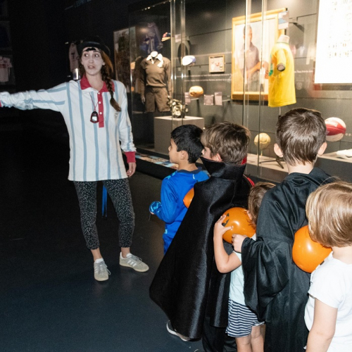Halloween au Musée National du Sport : Enfants déguisés au milieu des collection