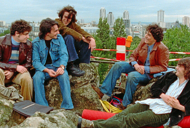 Le Péril jeune : sur le toit