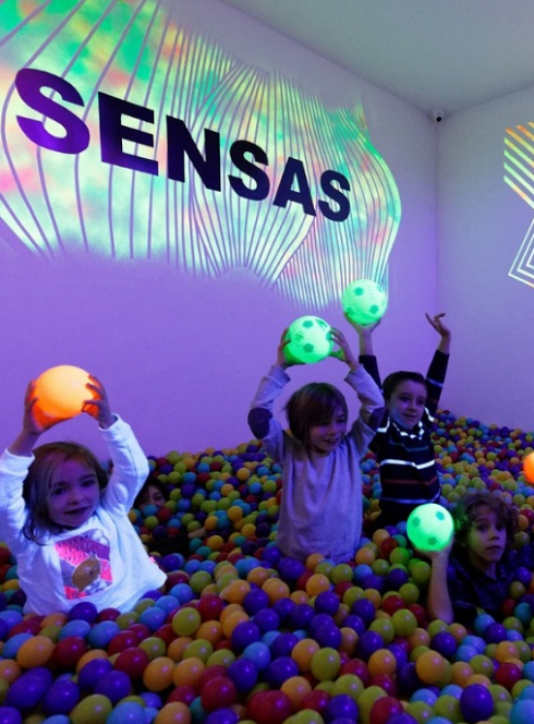 Sensas Nice : Des enfants dans une piscine à balles fluorescentes