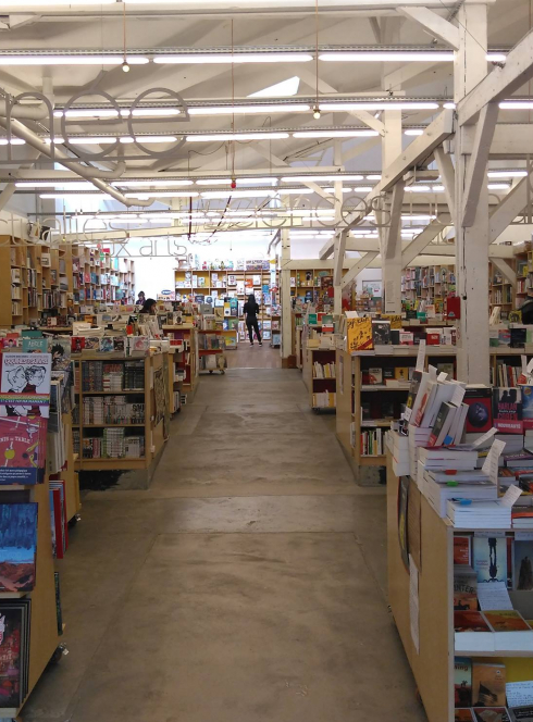 Le Merle moqueur : allée de livres