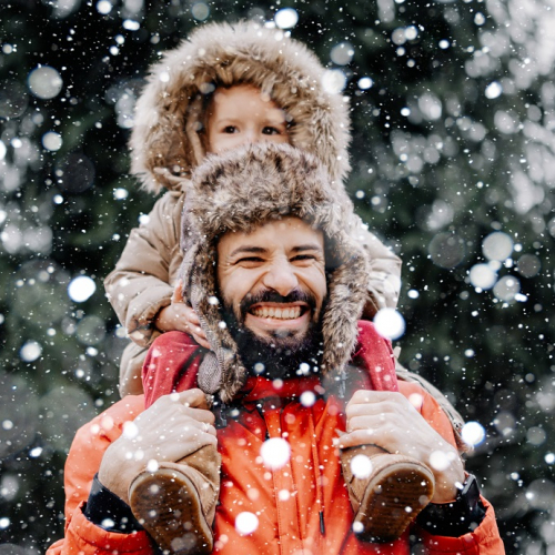 Noël à Vallauris Golfe-Juan : Une petite fille sur les épaules de son père sous la neige