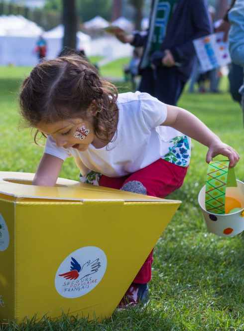 Chasse aux œufs 2022 avec le Secours Populaire avec les enfants de Paris