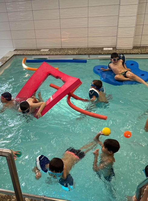 Aquazenith : Des enfants dans un bassin avec des structures de loisirs