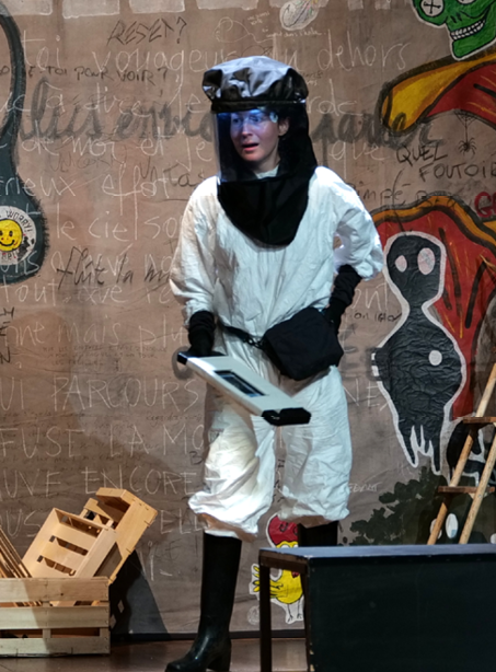 Graines Connection pièce de théâtre, une comédienne sur scène