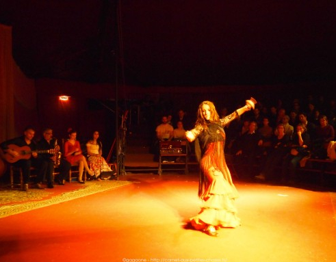 Voleurs de poules - cirque Romanés - danseuse tsigane