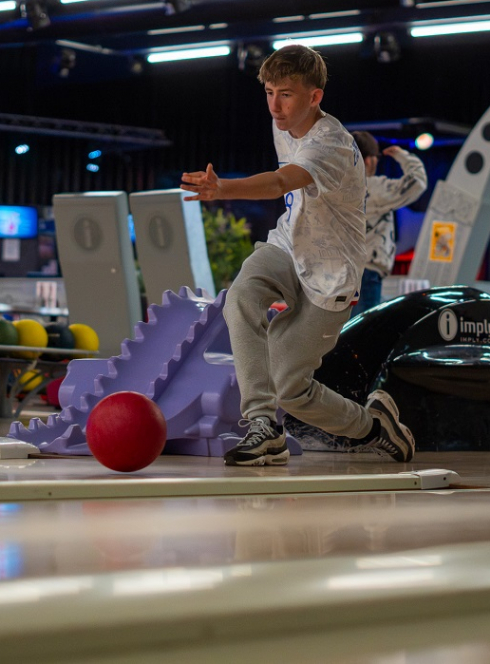 Metropolis Bowling-Laser Lyon Bron : Un jeu lance une boule de bowling sur une piste