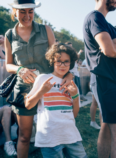 Rock en Seine : un enfant fait le signe du rockeur
