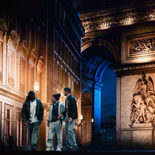 La Haine - la comédie musicale de Mathieu Kassovitz : Trois comédiens sur scène devant un décor représentant Paris