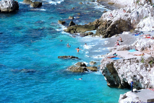 Coco-Beach : Une plaque tranquille et sauvage dans la roche