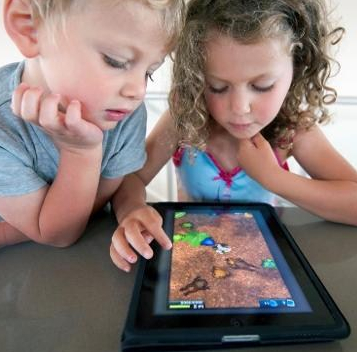 Enfants jouant sur la tablette