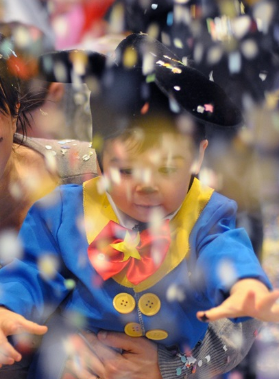Carnaval de Caudéran : mère et son fils à un défilé
