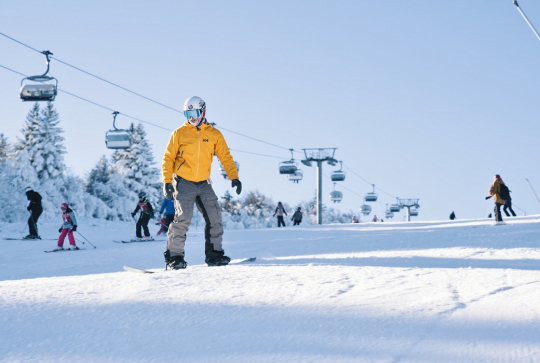 Station de Chalmazel - Loire : un homme qui fait du snow sur une piste