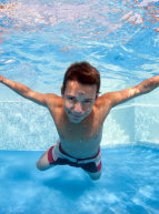 Aquarena à Arras, enfant qui nage sous l'eau