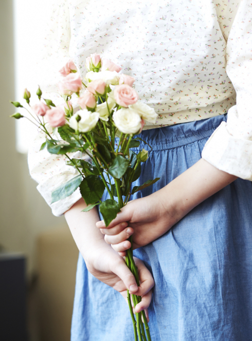 Enfant offre un bouquet à sa maman