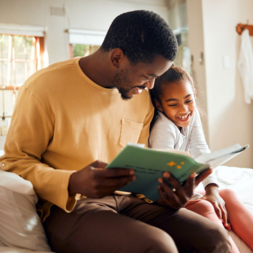 Un père et sa fille en train de lire