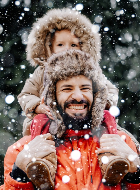 Noël à Vallauris Golfe-Juan : Une petite fille sur les épaules de son père sous la neige