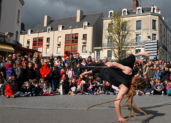 Spectacle de rue aux Sportiviales de Vitré