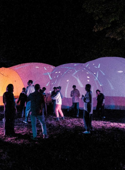 L'œuvre itinérante de l'Unité Mobile d'Action Artistique : Installation lumineuse en extérieur qui ressemble à un nuage