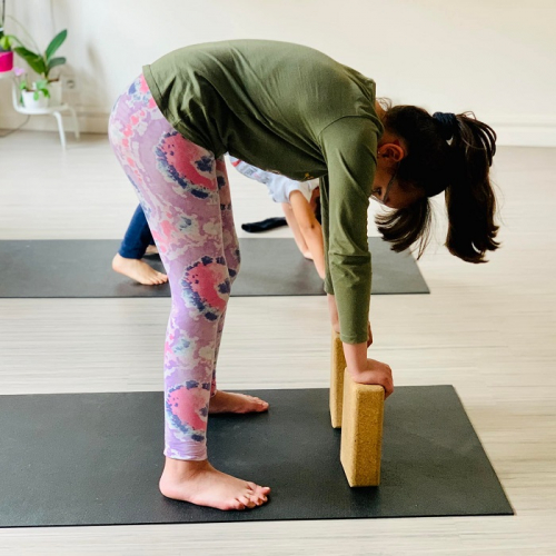 YogaYoga Nice : Une petite fille fait une posture de yoga avec un agrès