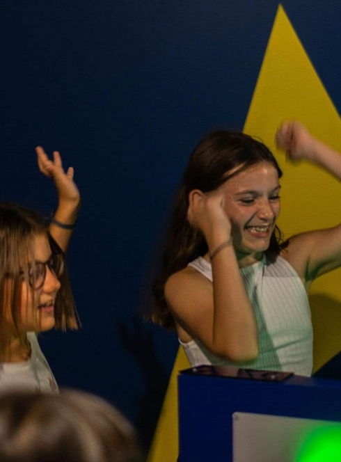 Quiz Room Cannes : Des petites filles jouent à un jeu comme un plateau télé