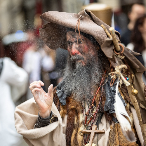La parc archéologique Asnapio célèbre Halloween : Un homme déguisé en mage