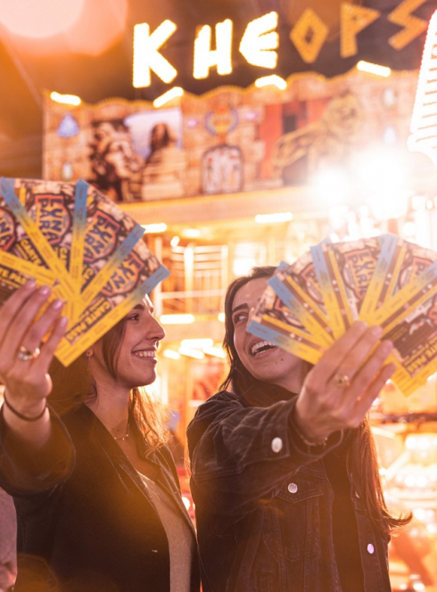 Luna Park : Deux jeunes femmes tiennent des billets