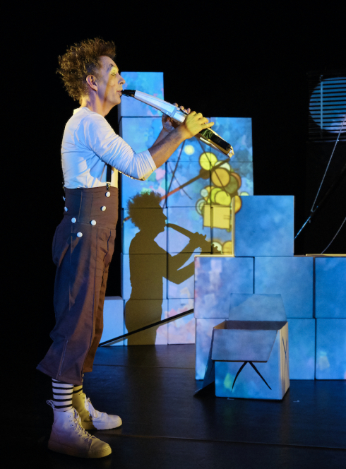 Prélude en bleu majeur - Cie Choc Trio : joue de la flûte devant un tableau