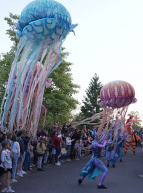 Fêtes de l'eau : Des méduses volantes et géantes au milieu de la foule