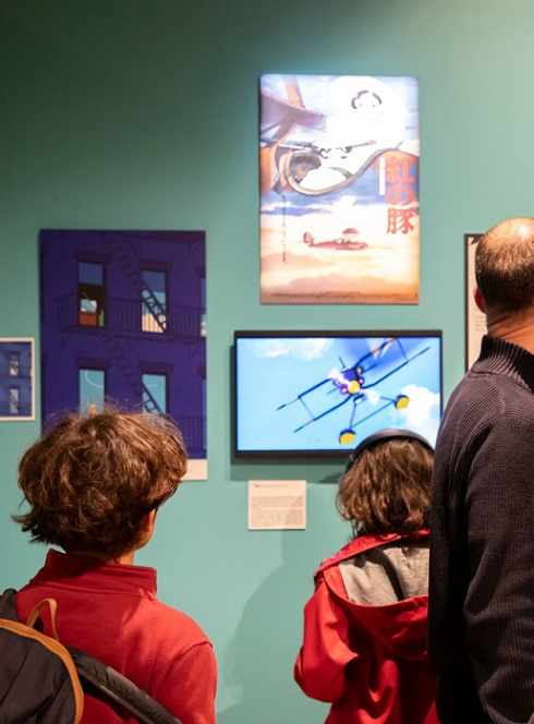 Journées du Patrimoine pendant les Journées du Patrimoine : Des enfants regardent une exposition