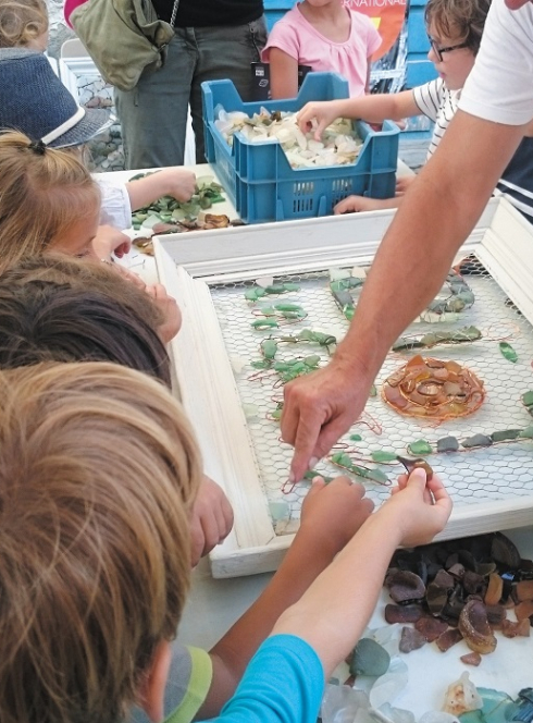 Biot International Glass Festival : Des enfants participent à un atelier avec du verre