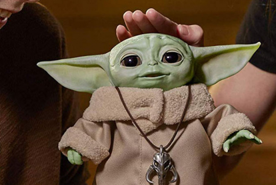 Baby Yoda : peluche Hasbro