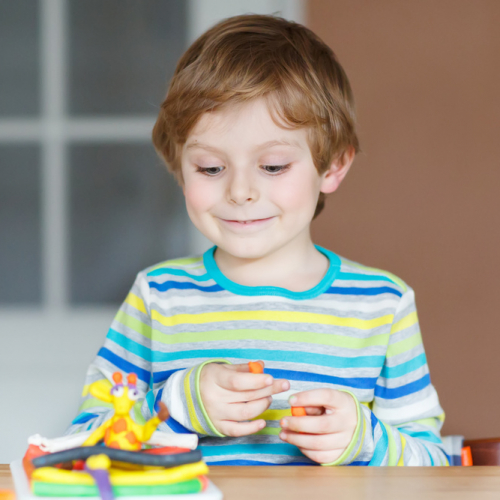 Enfant faisant de la pâte fimo